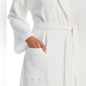 BAREFOOT DREAMS muslin cotton spa robe in sea salt/white